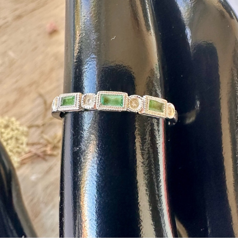 14K White Gold Green Stone & Clear Accent Band Ring Size 7 Stackable - Picture 5 of 16
